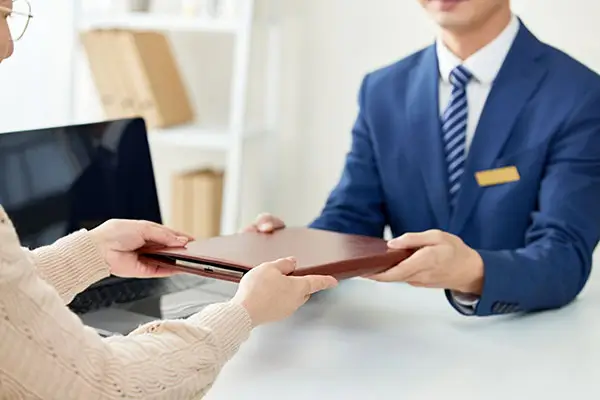 黑科技防身拐杖怎么用